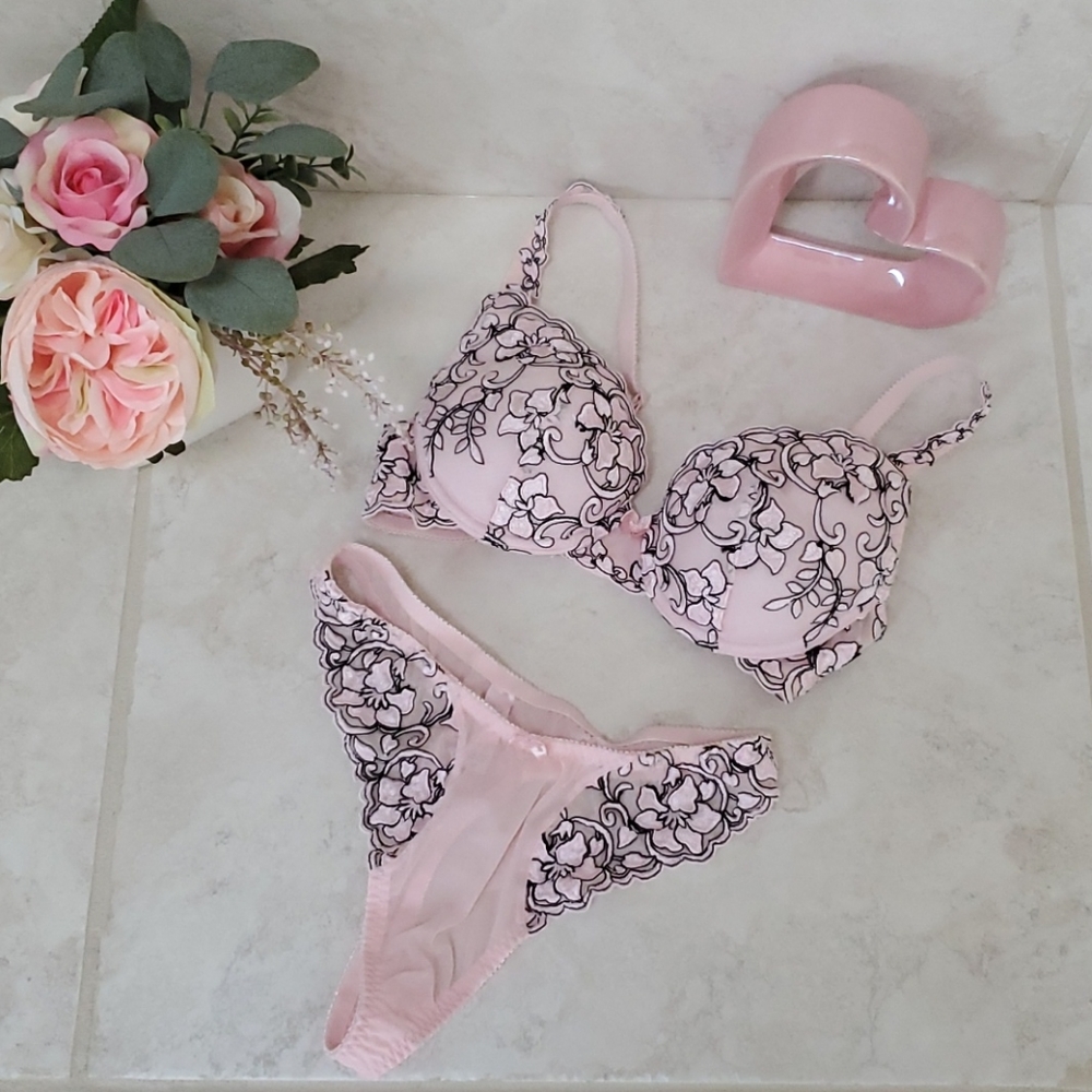 💕 VICTORIA'S SECRET Pink/Black Bra Set 💕